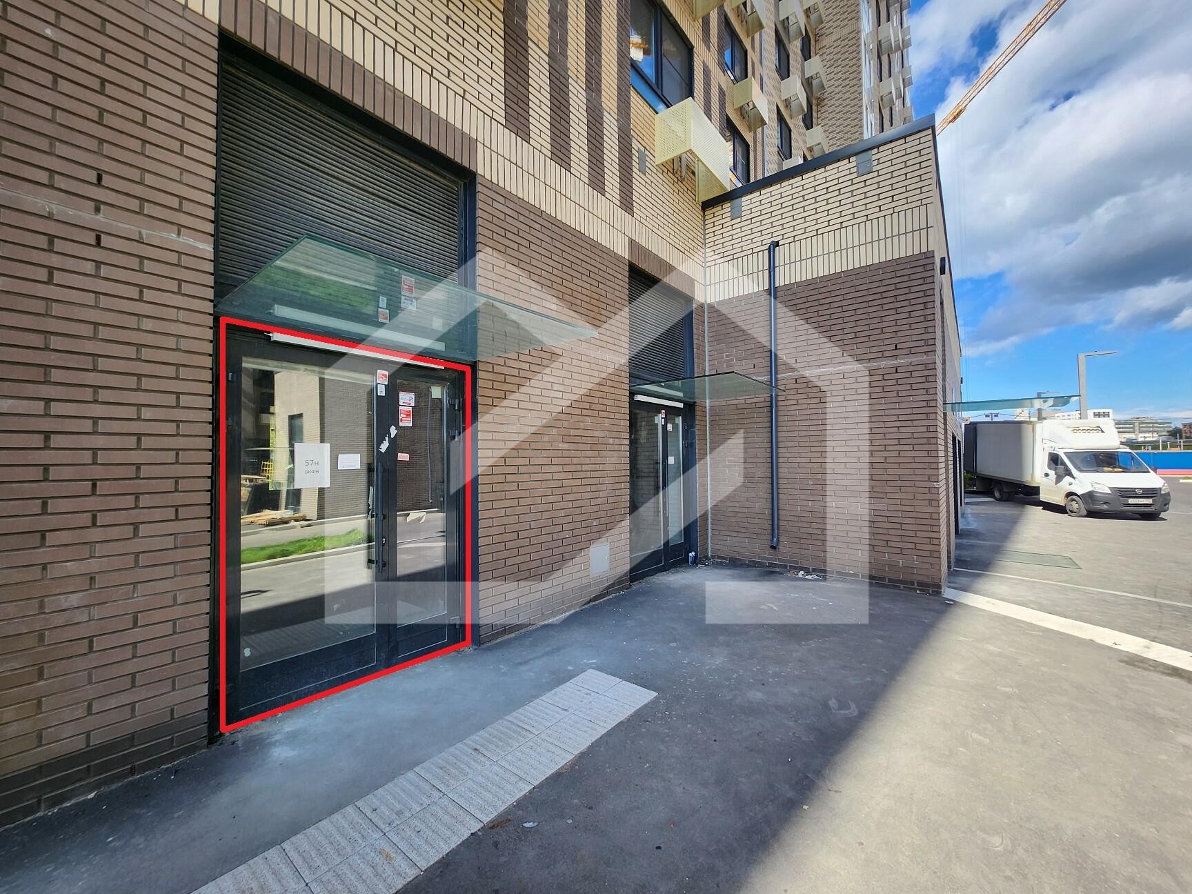 ГП16969012.Нежилое помещение.Фасад здания с выделенными окнами реализуемого объекта_2.jpg