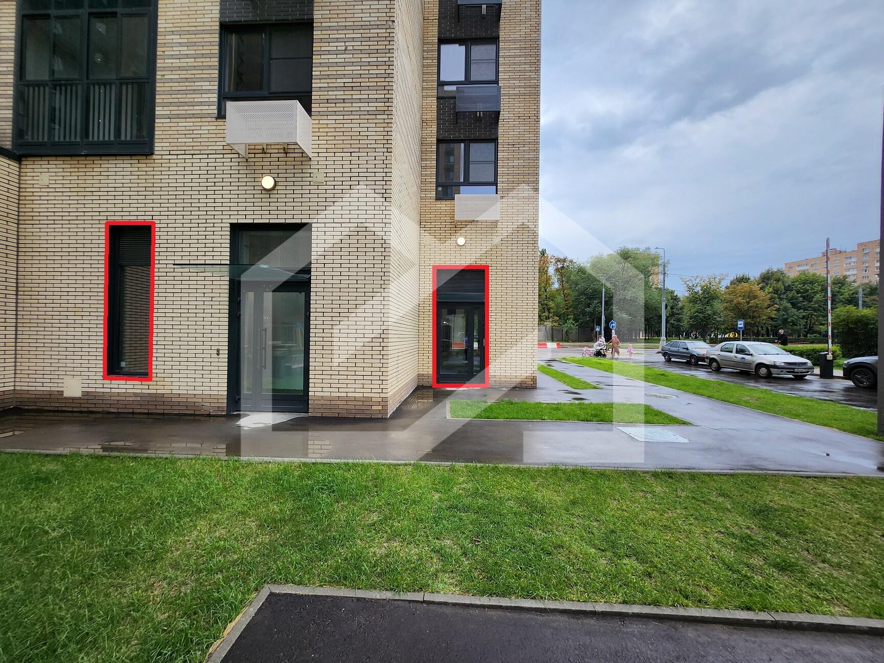 ГП16969316.Нежилое помещение.Фасад здания с выделенными окнами реализуемого объекта_2.jpg