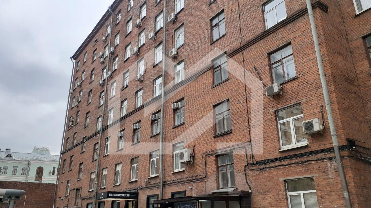 1080175526-6.jpg